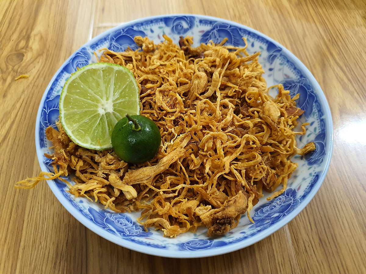 Khô gà cay lá chanh thêm tí.. chanh