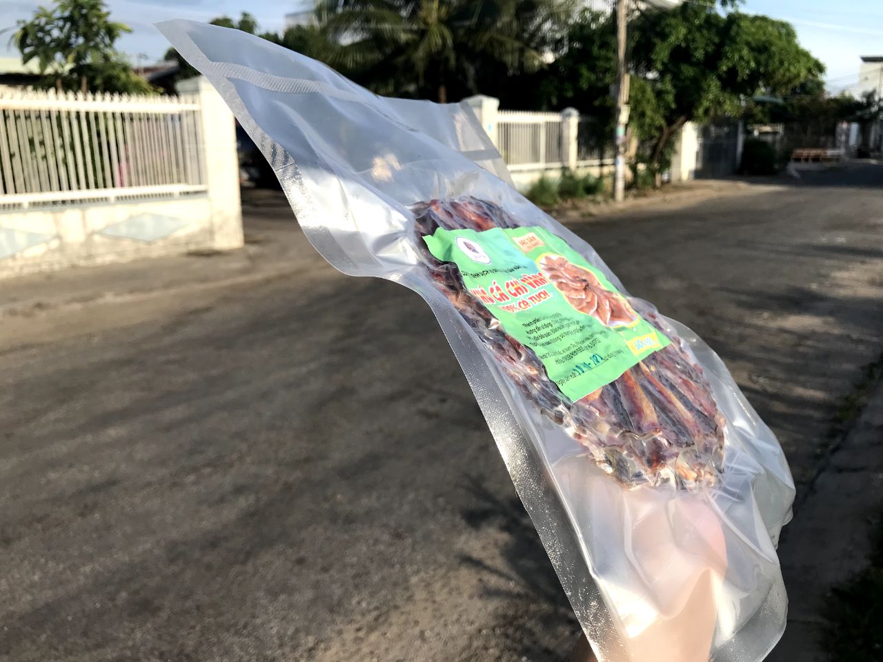 Dùng tay để kiểm tra cá