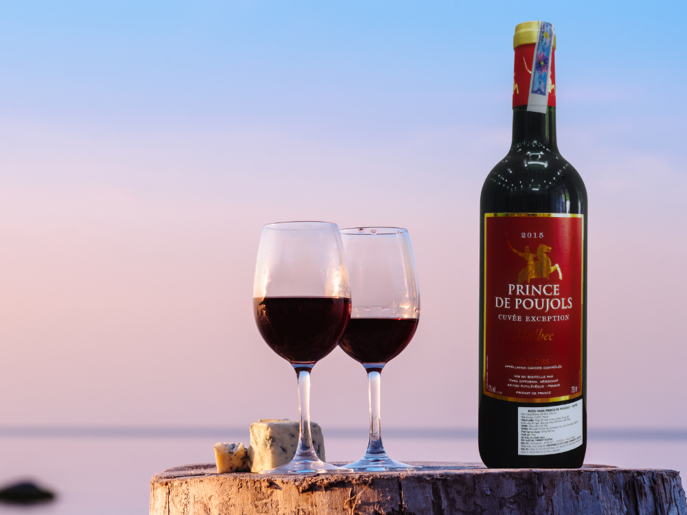 Dùng rượu vang đỏ pha chế cocktail hoa quả