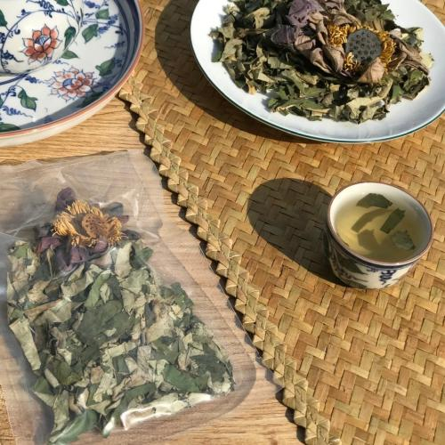 Dùng lá sen khô với trà xanh
