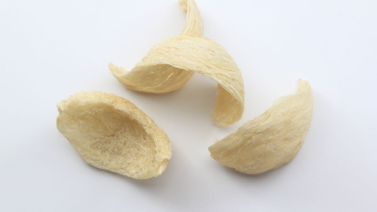 Tổ yến càng trắng càng tốt đúng không?