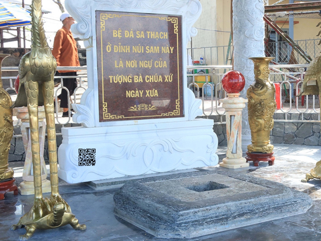 Bệ đá sa thạch trên đỉnh núi Sam
