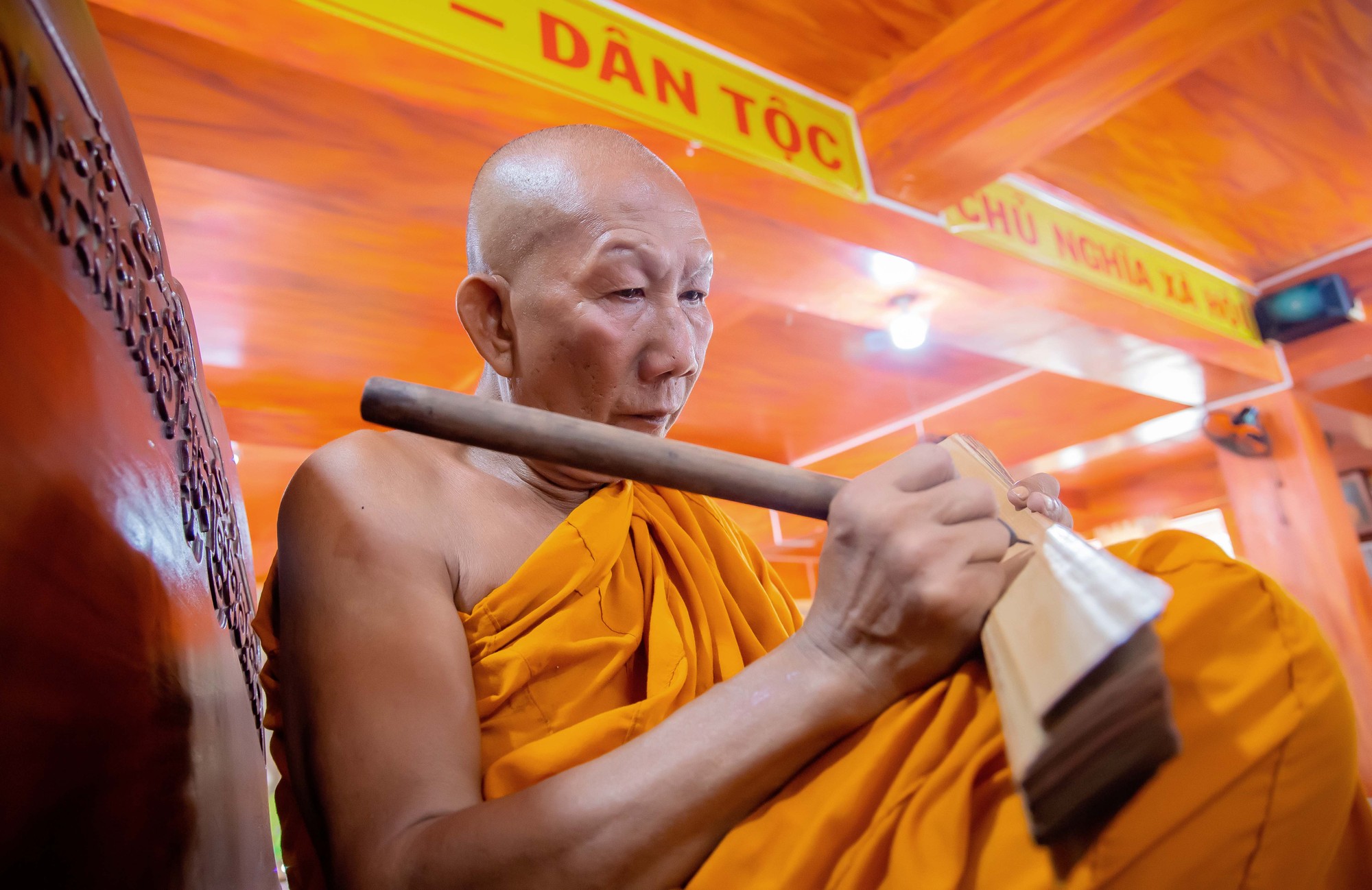 Nghệ thuật Viết chữ trên lá buông