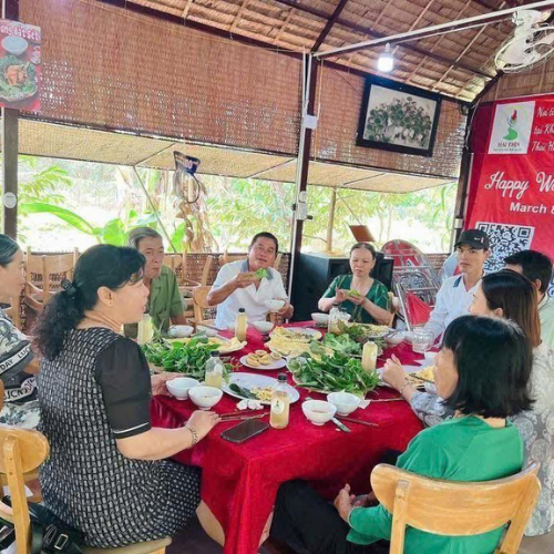 Bữa Tiệc Bánh Xèo Thứ Tư Hàng Tuần Tại Tuấn Tường