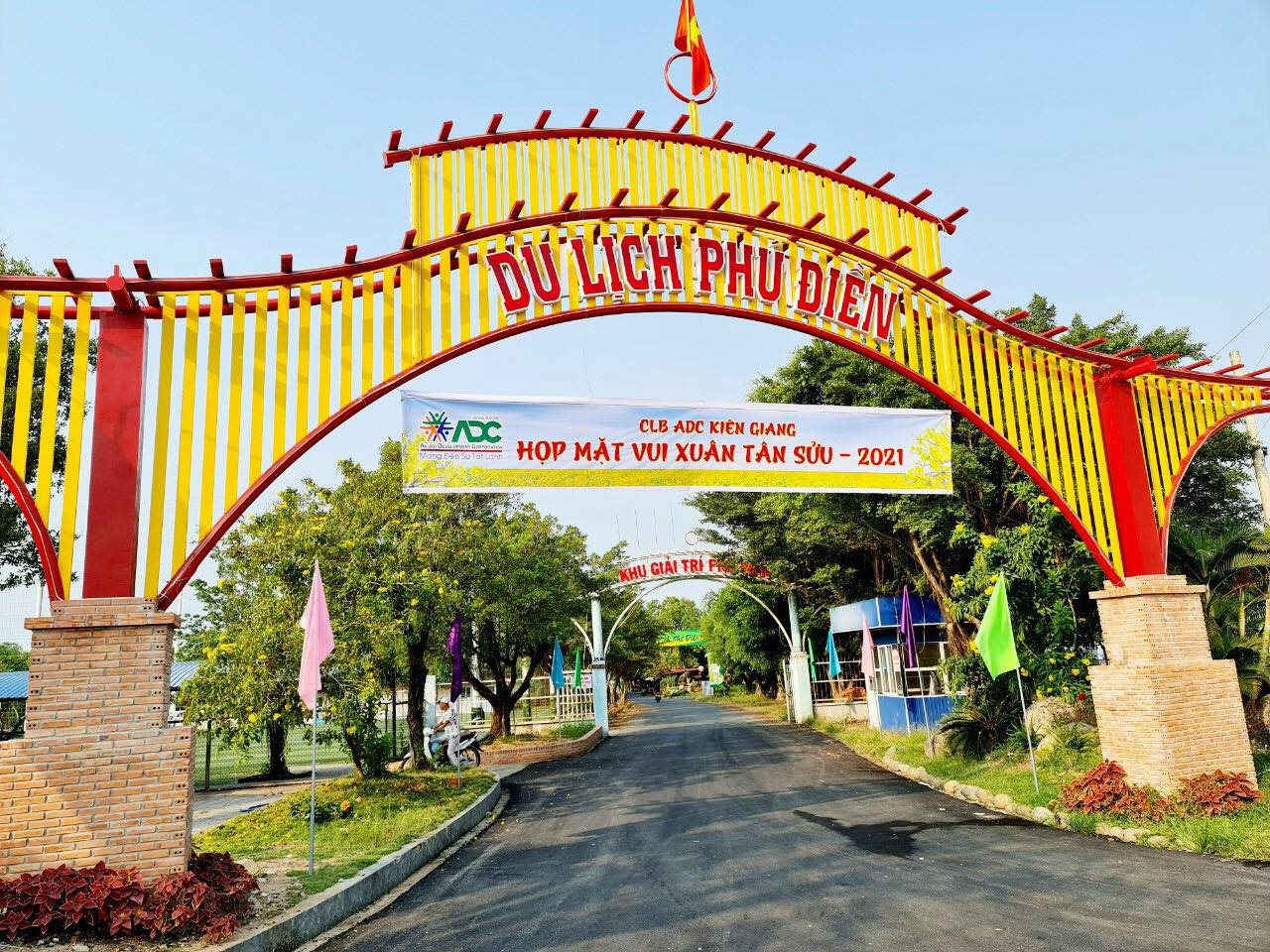 1. Dạo quanh ngắm nhìn không gian du lịch gần gũi với thiên nhiên