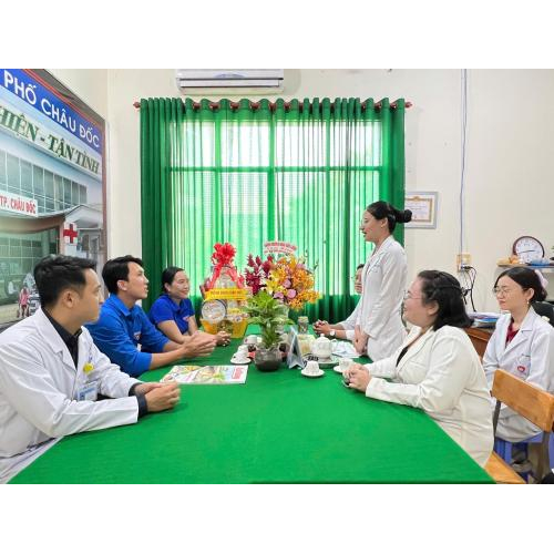 Hình Ảnh Về Tuổi Trẻ Châu Đốc Chúc Mừng Ngày Thầy Thuốc Việt Nam