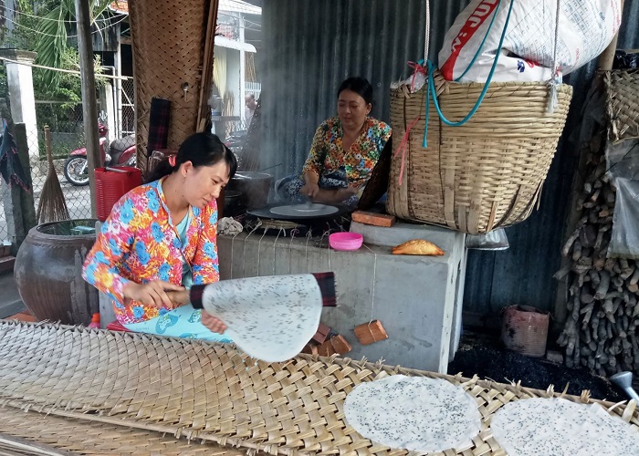 Quy trình làm bánh tráng của người dân Thuận Hưng