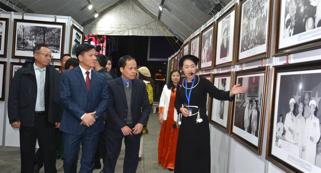 Khai mạc Triển lãm “Quân đội anh hùng của một Dân tộc anh hùng”