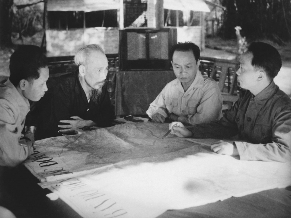 Hồ Chí Minh - Chỉ huy tối cao chiến dịch Điện Biên Phủ, là nhân tố quyết định dẫn đến thắng lợi “lừng lẫy năm châu, chấn động địa cầu”