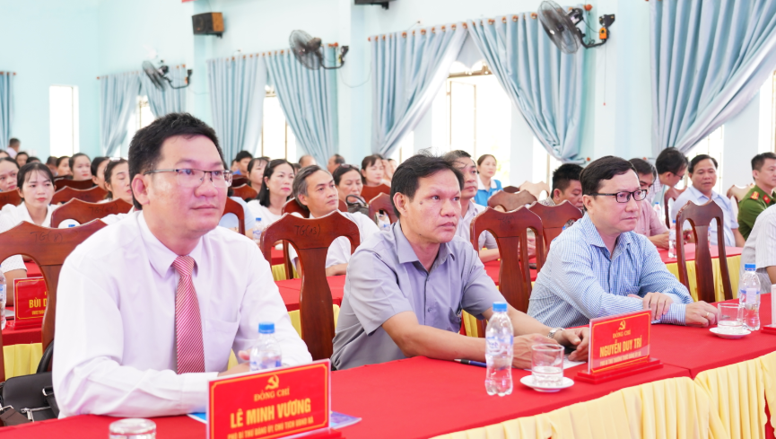 Quảng Ngãi phát động phong trào “Bình dân học vụ số” tại xã Đông Trà Bồng