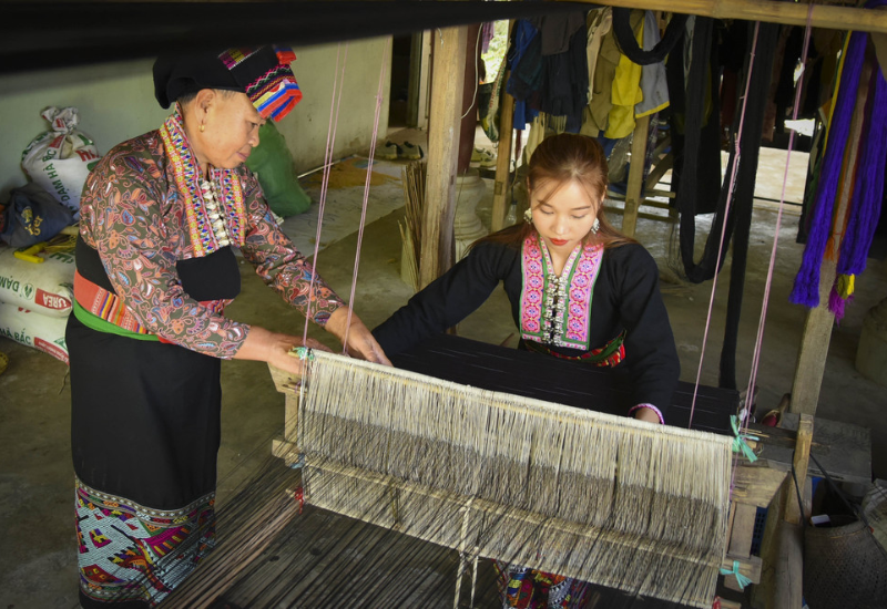 Giới thiệu làng nghề dệt thêu thổ cẩm Ngải Trồ
