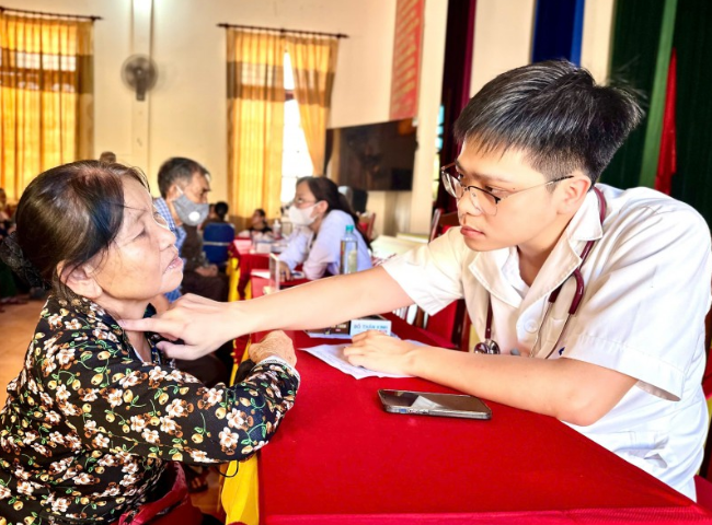 Khám, tư vấn sức khỏe và cấp thuốc miễn phí cho gần 200 người dân xã Kỳ Khang