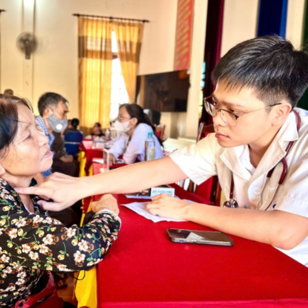 Trung Tâm Y Tế Kỳ Anh Tổ Chức Khám, Tư Vấn Và Cấp Thuốc Miễn Phí Cho Người Dân