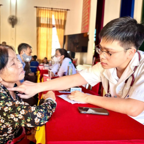 Trung Tâm Y Tế Kỳ Anh Tổ Chức Khám, Tư Vấn Và Cấp Thuốc Miễn Phí Cho Người Dân