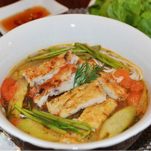 Hạ Long: Ăn bún chả mực "đúng điệu" và câu chuyện về tiếng chày giã tay