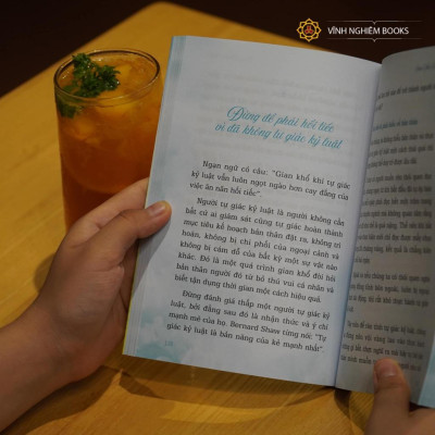 Sách - Sống Với Hiện Tại - Chân Như Pháp - Vĩnh Nghiêm Books