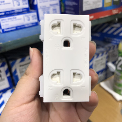 Ổ cắm đôi Panasonic WEV-1582SW dòng Wide, có màng che và dây nối đất - Hàng chính hãng