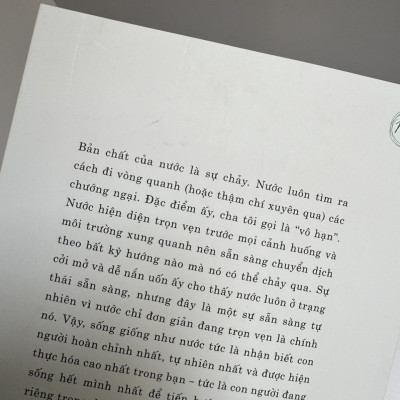 HÃY LÀ NƯỚC: TRIẾT LÝ SỐNG TỪ HUYỀN THOẠI VÕ THUẬT LÝ TIỂU LONG – Shannon Lee - Hoàng Lan dịch - Thái Hà Books - Nhà xuất bản Thế Giới.