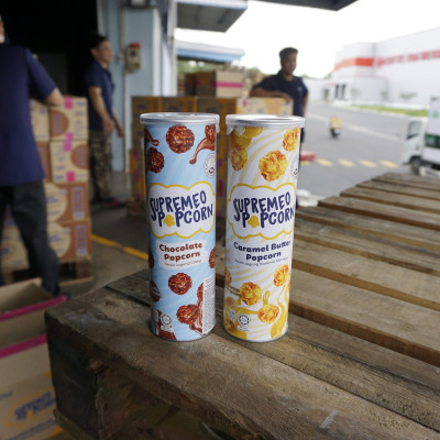 Bắp rang Supremeo Combo 2 vị (1 lon Bắp rang vị sô cô la 80 g và 1 lon Bắp rang vị bơ và caramen Supremeo 80 g)