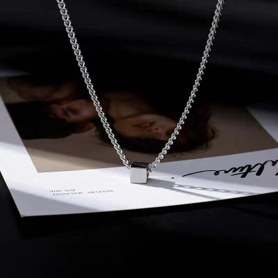 Vòng cổ hình vuông dây chuyền Vương Nhất Bác