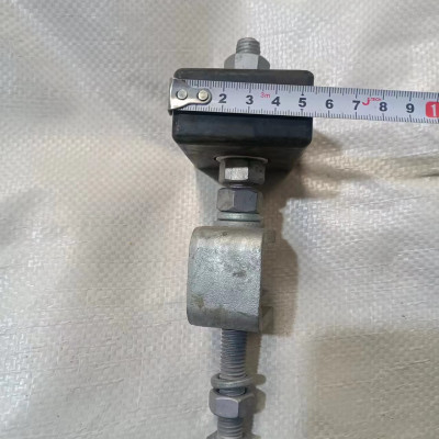 Kẹp giữ cáp trên cột thép ốp nhựa. Hàng chính hãng