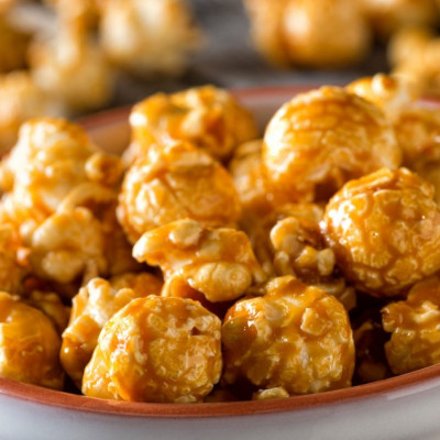 Bắp rang Supremeo Combo 2 vị (1 lon Bắp rang vị sô cô la 80 g và 1 lon Bắp rang vị bơ và caramen Supremeo 80 g)