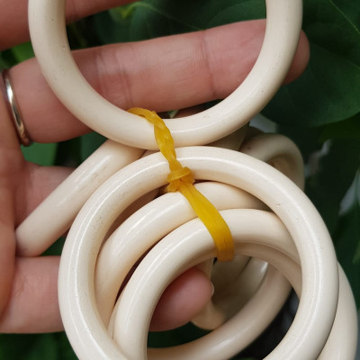  Vòng Đeo Tay Cho Bé Trai Gái đeo từ 1 tuổi -dưới 4 tuổi Màu Trắng Giả Ngà Hay Gọi Xương Mỹ Nghệ tròn đẹp Vòng cho em bé đeo Ni 39mm x cọng 7mm shop giao bất kỳ đồng giá rẻ mà đẹp xinh tay ạ