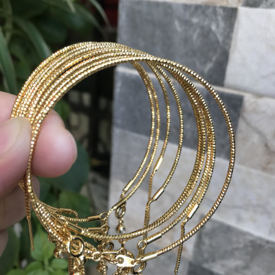 Vòng tay nữ mạ vàng các Chị về phối với hạt charm của mình đeo tay xinh lắm  ạ
