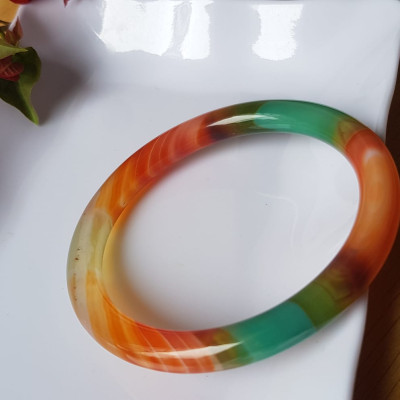 Vòng tay đá mã não tứ quý mới  đỏ cam xanh dương xanh lá cam trắng vân sọc xéo xéo rất đẹp Vòng Ni 59mm x cọng 7,8mm Nữ 58kg - 70kg đeo Món quà tặng nữ ý nghĩa ạ