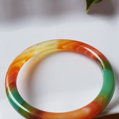 Vòng tay đá mã não tứ quý mới  đỏ cam xanh dương xanh lá cam trắng vân sọc xéo xéo rất đẹp Vòng Ni 59mm x cọng 7,8mm Nữ 58kg - 70kg đeo Món quà tặng nữ ý nghĩa ạ