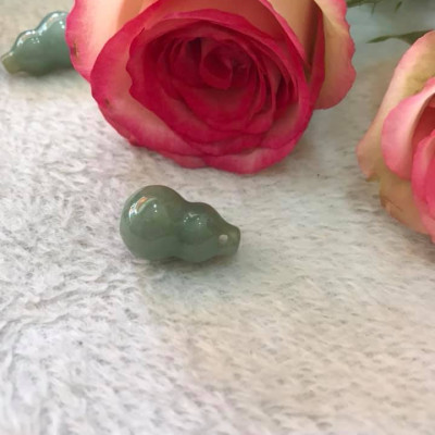 Mặt dây chuyền hồ lô hút tài  Chất liệu 100% đá cẩm thạch tự nhiên  Màu xanh nhẹ bóng đẹp size dài 18mm x ngang 13mm  về bọc lên làm mặt dây chuyền đeo đẹp tốt ạ