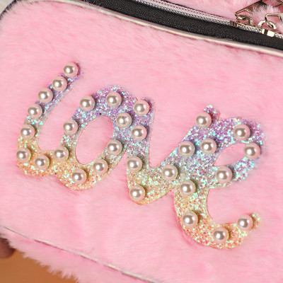 Túi đựng mỹ phẩm chữ LOVE , đựng đồ trang điểm , có quai xách chắc chắn ,chống thấm , họa tiết   trẻ trung ,trang nhã , rất hợp đi chơi , du lịch , tiệc 