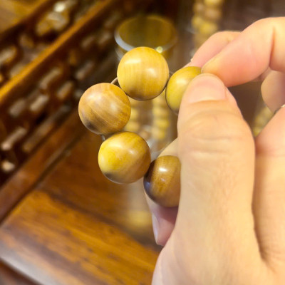 Vòng gỗ cao cấp Đàn Hương size 18y thơm từ gỗ - phong thuỷ may mắn vượng khí