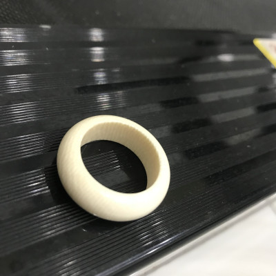 Nhẫn Nam Đẹp Màu Trắng Ngà Vân trơn bóng tròn Ni 19mm cao 8mm dầy 4mm các anh đeo ngón cái hay bất kỳ ngón tay nào ni lọt vừa tay là 19mm ạ