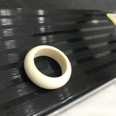 Nhẫn Nam Đẹp Màu Trắng Ngà Vân trơn bóng tròn Ni 19mm cao 8mm dầy 4mm các anh đeo ngón cái hay bất kỳ ngón tay nào ni lọt vừa tay là 19mm ạ