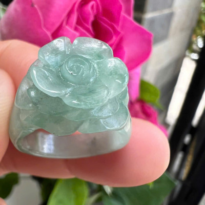 Nhẫn Nữ mới chạm Bông Hồng Nổi Đá Cẩm Thạch Tự Nhiên màu Xanh Đều Bóng đẹp Ni 18mm Cao 28mm Dầy 3mm Chị em Nữ đeo lên tay xinh xắn ạ