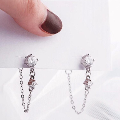 Bông tai đá kiểu dáng cá tính - vành tai tone trắng.