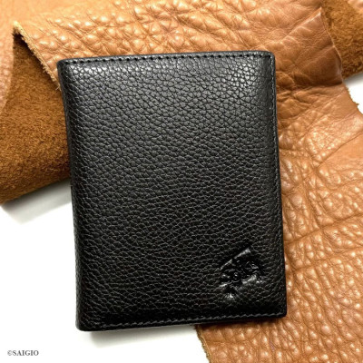 Ví Đứng Nam Mini Nhỏ Gọn, Da Bò SMALL PEBBLE Mềm Mại - Bền Bỉ, Size Tiểu, Chống Xước - Chống Nhăn Tốt, Thiết Kế Đơn Giản, Dáng Đứng - Gập 2, 2 Ngăn Lớn Đựng Tiền Và 9 Ngăn Nhỏ Để Thẻ ATM, CCCD, Thẻ GPLX - Hàng Chính Hãng SAIGIO