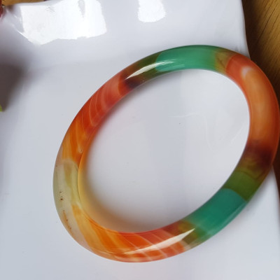 Vòng tay đá mã não tứ quý mới  đỏ cam xanh dương xanh lá cam trắng vân sọc xéo xéo rất đẹp Vòng Ni 59mm x cọng 7,8mm Nữ 58kg - 70kg đeo Món quà tặng nữ ý nghĩa ạ