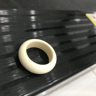 Nhẫn Nam Đẹp Màu Trắng Ngà Vân trơn bóng tròn Ni 19mm cao 8mm dầy 4mm các anh đeo ngón cái hay bất kỳ ngón tay nào ni lọt vừa tay là 19mm ạ