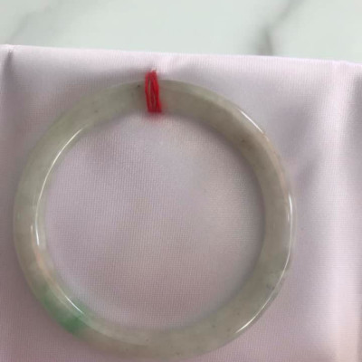 Vòng cẩm thạch tự nhiên TRA 49mm x cọng tròn 7mm Màu trắng bông bóng 1 vân xanh lý tươi rất đẹp Nữ 45kg - 51kg ạ