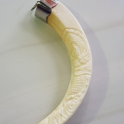 Mặt dây chuyền Nam Nanh Chạm Rồng Giả Ngà hay gọi Xương mỹ nghệ màu trắng Mặt dây chạm hình rồng đã bọc khoen inox Nam đeo với sợi dây chuyền của mình đẹp ạ