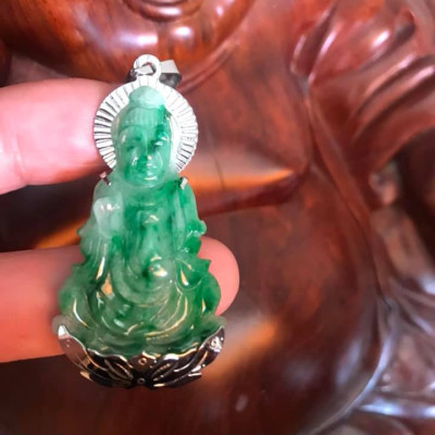 MẶT DÂY CHUYỀN  PHẬT QUAN ÂM ĐEO CHUỖI BỌC INOX ĐÁ CẨM THẠCH TỰ NHIÊN  MÀU XANH BÔNG BÔNG ĐẬM NHẠT RẤT TỰ NHIÊN ĐẸP  Size Cao 45mm x Ngang 26mm x Dầy 6mm MỆNH MỘC HOẢ THUỶ