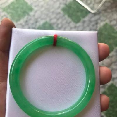 CHIẾC VÒNG TAY PHONG THỦY ĐÁ CẨM THẠCH LÝ ĐẸP 53mm x DẦY 7,2MM  NỮ MỆNH HỎA MỘC 52kg đến 62Kg Đeo Đẹp Tay  VÒNG MÀU XANH LÁ TƯƠI BÓNG ĐẸP Ạ