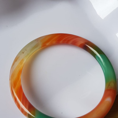 Vòng tay đá mã não tứ quý mới  đỏ cam xanh dương xanh lá cam trắng vân sọc xéo xéo rất đẹp Vòng Ni 59mm x cọng 7,8mm Nữ 58kg - 70kg đeo Món quà tặng nữ ý nghĩa ạ