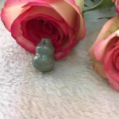 Mặt dây chuyền hồ lô hút tài  Chất liệu 100% đá cẩm thạch tự nhiên  Màu xanh nhẹ bóng đẹp size dài 18mm x ngang 13mm  về bọc lên làm mặt dây chuyền đeo đẹp tốt ạ