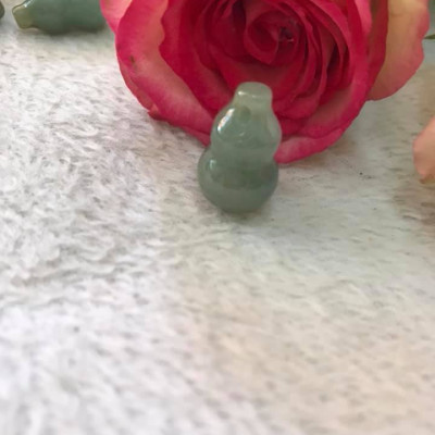 Mặt dây chuyền hồ lô hút tài  Chất liệu 100% đá cẩm thạch tự nhiên  Màu xanh nhẹ bóng đẹp size dài 18mm x ngang 13mm  về bọc lên làm mặt dây chuyền đeo đẹp tốt ạ