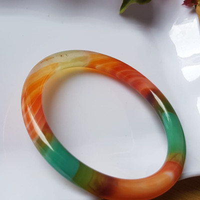 Vòng tay đá mã não tứ quý mới  đỏ cam xanh dương xanh lá cam trắng vân sọc xéo xéo rất đẹp Vòng Ni 59mm x cọng 7,8mm Nữ 58kg - 70kg đeo Món quà tặng nữ ý nghĩa ạ