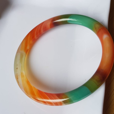 Vòng tay đá mã não tứ quý mới  đỏ cam xanh dương xanh lá cam trắng vân sọc xéo xéo rất đẹp Vòng Ni 59mm x cọng 7,8mm Nữ 58kg - 70kg đeo Món quà tặng nữ ý nghĩa ạ