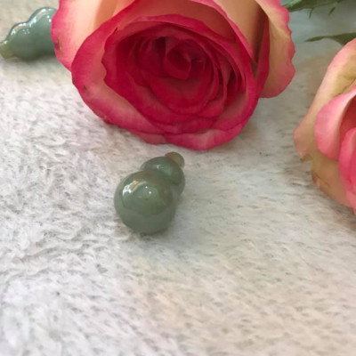 Mặt dây chuyền hồ lô hút tài  Chất liệu 100% đá cẩm thạch tự nhiên  Màu xanh nhẹ bóng đẹp size dài 18mm x ngang 13mm  về bọc lên làm mặt dây chuyền đeo đẹp tốt ạ